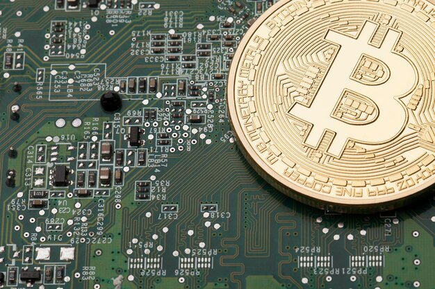 Gouden Bitcoin virtuele valuta op een circuit bord achtergrond