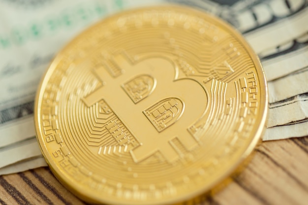 Gouden bitcoinmuntstuk en één dollarbankbiljet