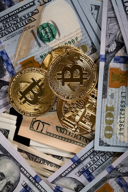 Gouden bitcoinmuntstuk op ons dollars sluit omhoog. Elektronische crypto-valuta