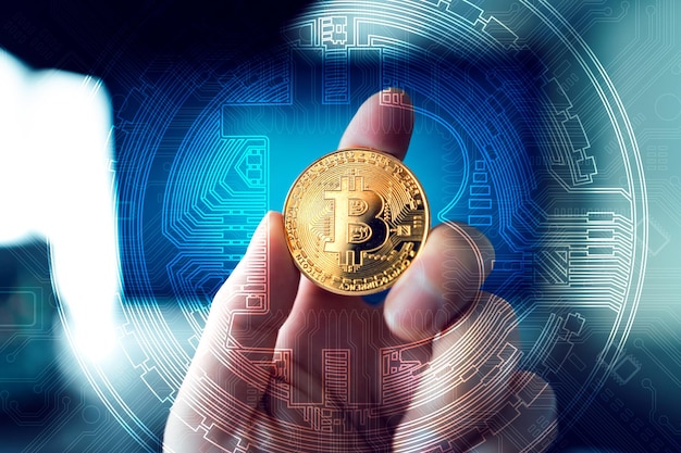 Gouden bitcoins Cryptocurrency op computerbureau en dubbele belichtingsgrafiek