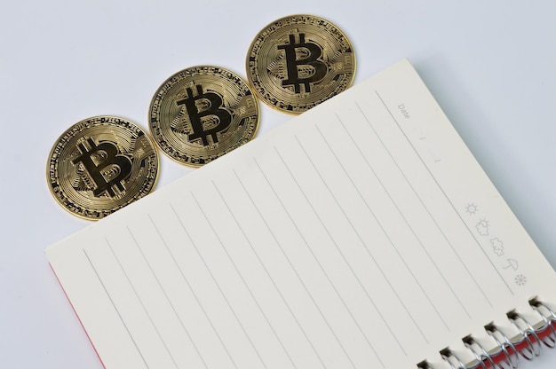 Gouden bitcoins en notebook met kopie ruimte bovenaanzicht