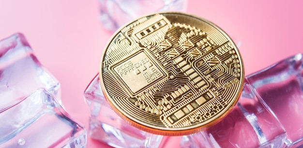 Gouden Bitcoins met lichtroze achtergrond Nieuw virtueel geld op internet