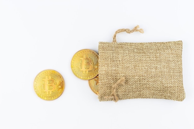 Gouden Bitcoins met zak geïsoleerd op met witte achtergrond Afbeelding voor wereldwijde cryptocurrency en digitaal betalingssysteem