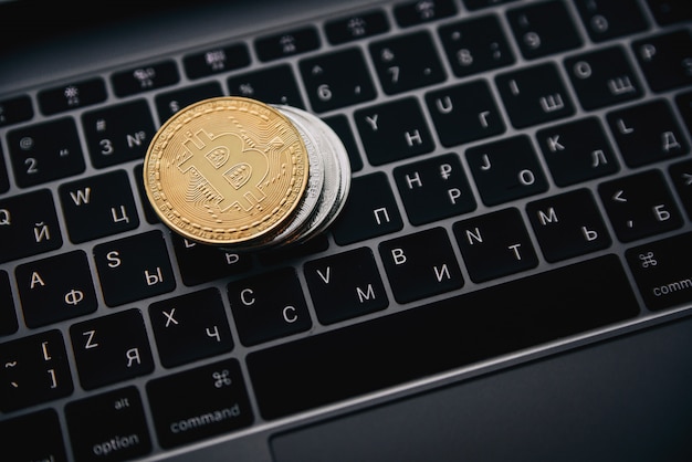 Gouden bitcoins op computertoetsenbord