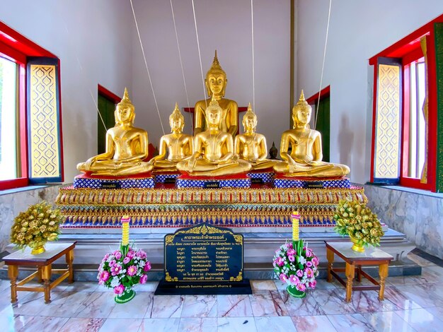 Gouden Boeddha in de hal van de Nang Ratchaworawihan tempel in Bangkok Thailand