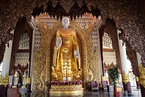 Gouden boeddhabeeld bij dhammikarama birmese boeddhistische tempel, penang, maleisië