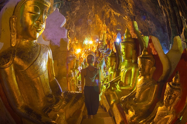 Gouden Boeddhabeelden in de Pindaya-grot, gelegen naast de stad Pindaya Shan, Birma Myanmar, zijn een boeddhistisch bedevaartsoord en een toeristische attractie