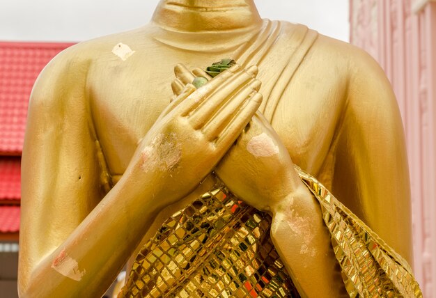 Foto gouden boedha standbeeld van de hand bij thaise tempel