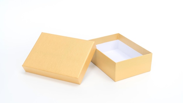 Foto gouden cadeau doos op een witte achtergrond