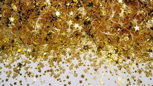 Gouden confetti op wit.