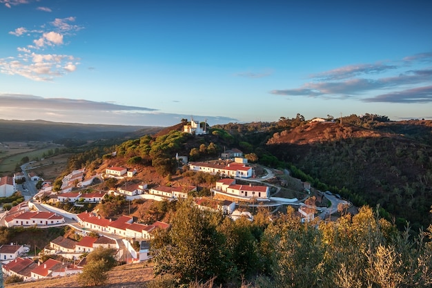 Gouden dageraad in dorp van Aljezur Algarve Portugal