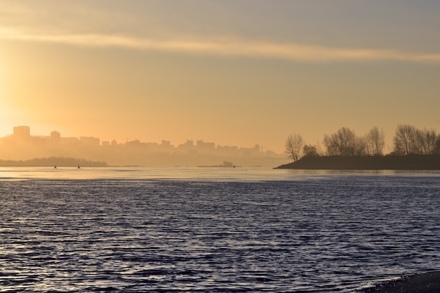 Gouden dageraad over de rivier Ob