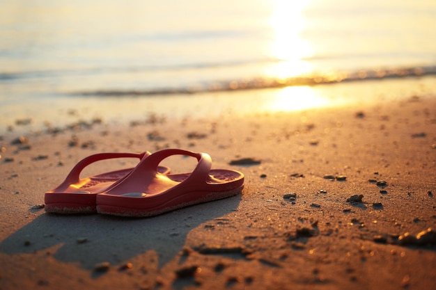 Gouden dageraad over het strand met casual pantoffel Rawa-eiland Maleisië Geselecteerde focus op midden