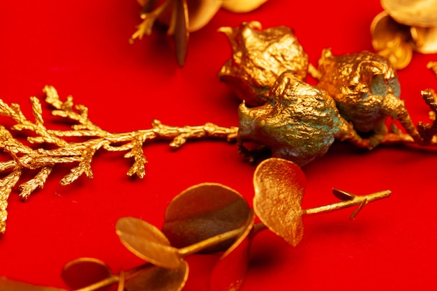 gouden decoratie op heldere rode achtergrond