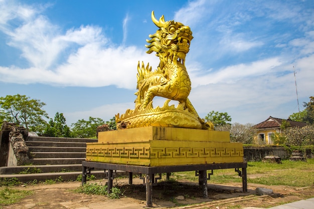 Gouden draakstandbeeld dat binnen Keizer Koninklijk Paleis, Verboden stad in Tint, Vietnam wordt gevestigd