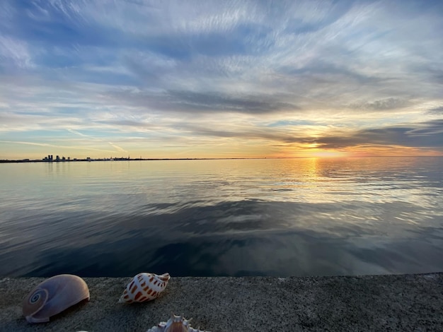 gouden dramatische bewolkte hemel bij zonsondergang op zee