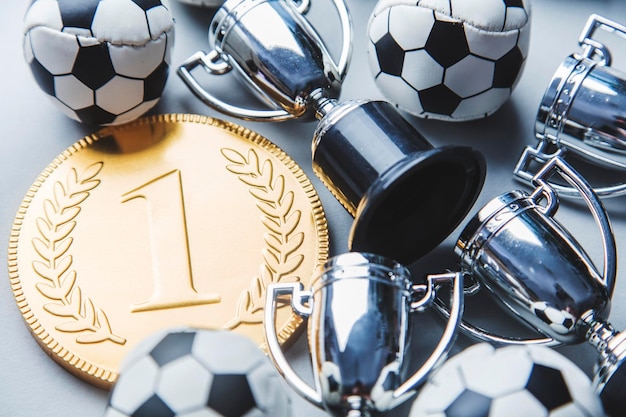 Gouden eerste plaats winnaars medaille en trofee met een voetbal voetbal succes prestatie concept