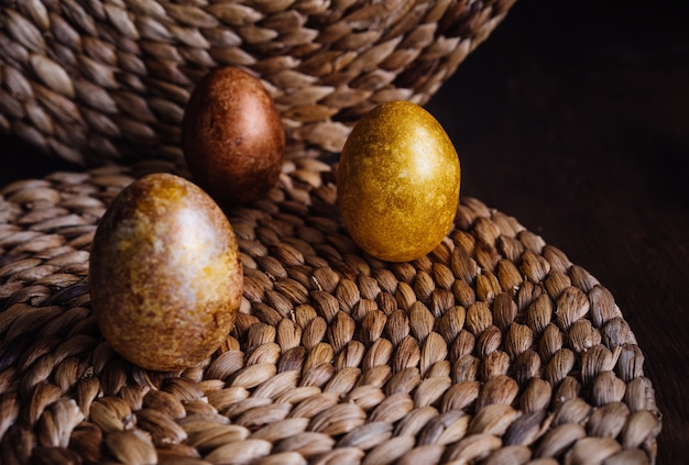 Gouden eieren op rieten natuurlijk oppervlak