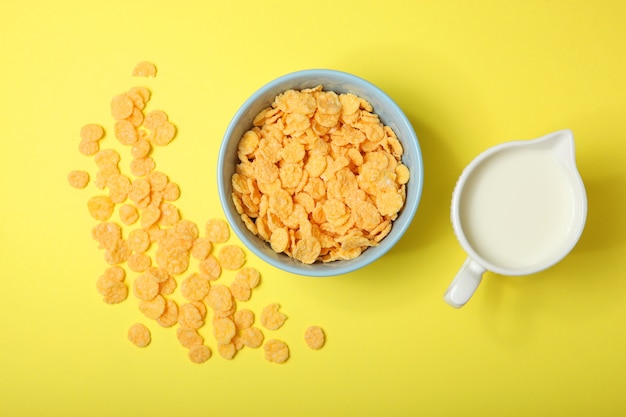 Gouden en knapperige cornflakes op een gekleurde close-up als achtergrond