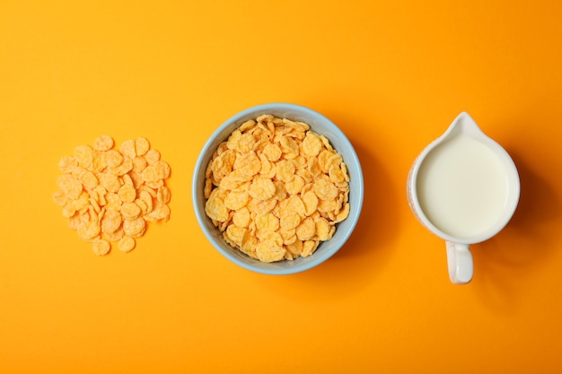 Gouden en knapperige cornflakes op een gekleurde close-up als achtergrond