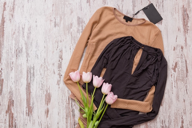 Gouden en zwarte blouse met roze tulpen