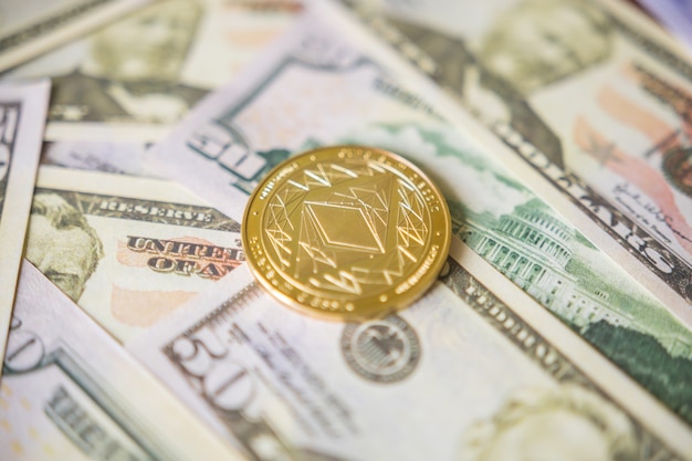 Gouden Etherium munt op Amerikaanse dollars close-up. Bedrijfsconcept van cryptovaluta.