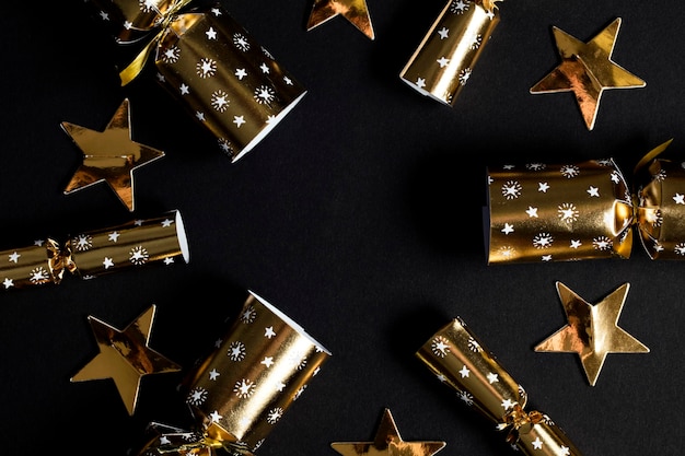 Gouden feestelijke kerstcrackers op een donkere achtergrond