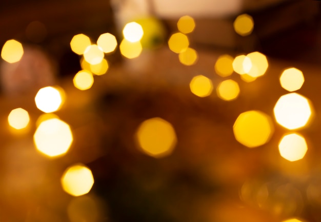 Gouden felle lichten met donkere diepe achtergrond. bokeh-stijl. Kerstmis en gelukkig Nieuwjaar concept.