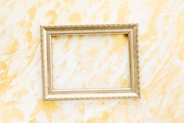 Gouden fotoframe met ruimte voor tekst op gouden achtergrond.