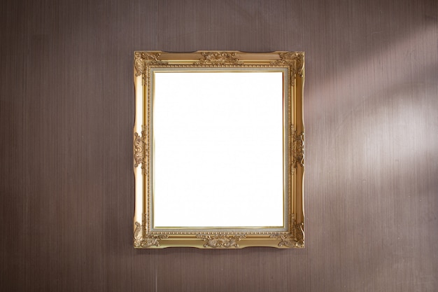 Gouden frame op donkere houten muur