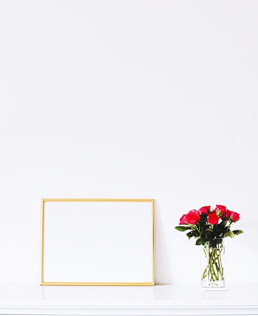 Gouden frame op witte meubels luxe woondecoratie en ontwerp voor mockup poster print en afdrukbare kunst online winkel showcase