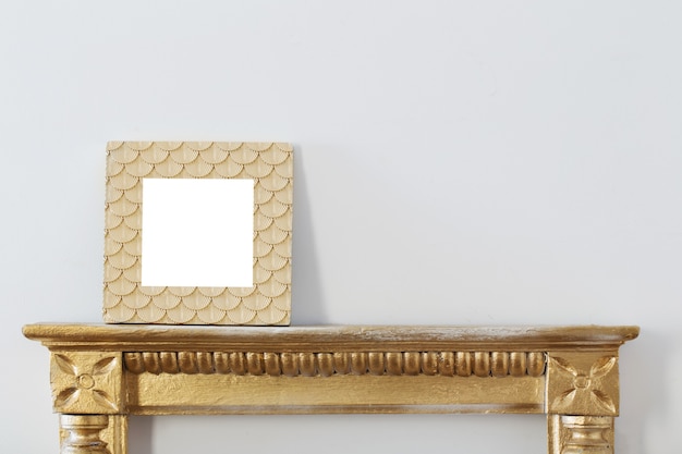 Gouden frame op witte muur