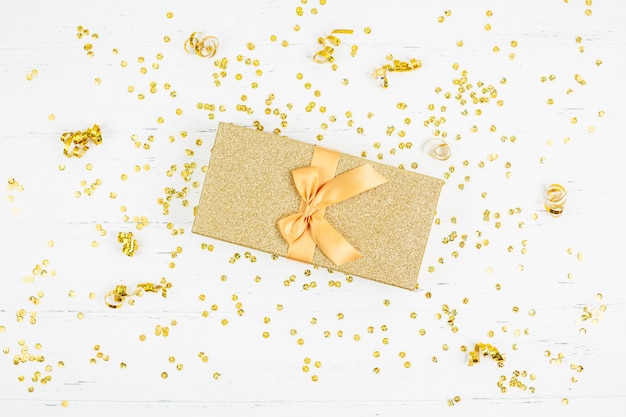 Gouden geschenkdoos met confetti