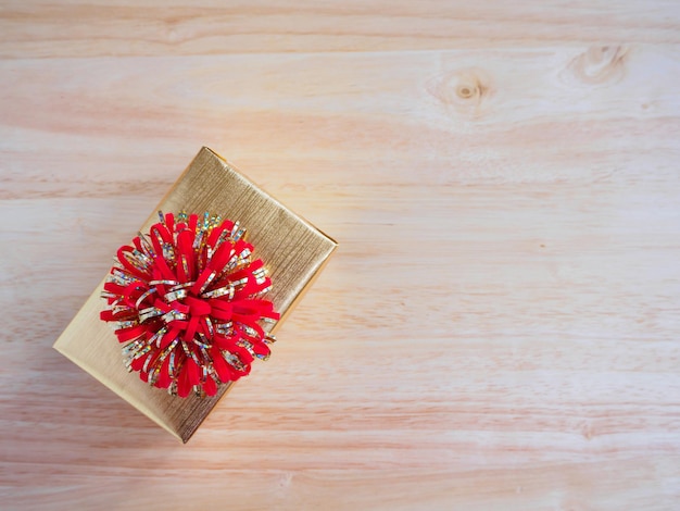 Gouden geschenkdoos op houten tafel voor kerstachtergrond