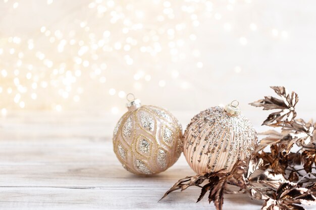 Gouden gezellige kerstballen met bokeh.