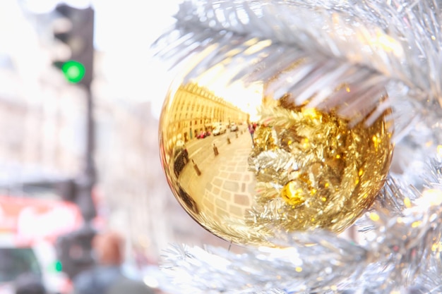 Gouden glanzende bal op kerst versierde straat in parijs frankrijk