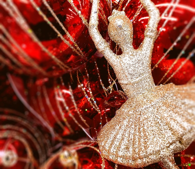 Gouden Glitter Ballerina Kerst Ornament Met Wazig Rode Kerstballen Achtergrond