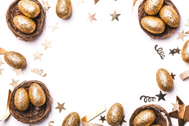 Gouden glitter eieren in een nest Pasen achtergrond Financiën concept