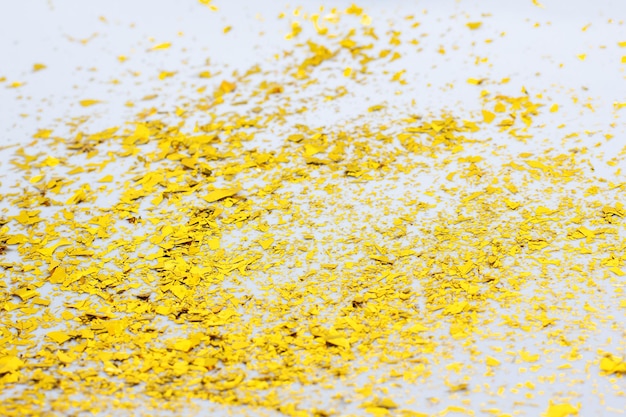 Gouden glitter en glinsterende sterren op witte achtergrond