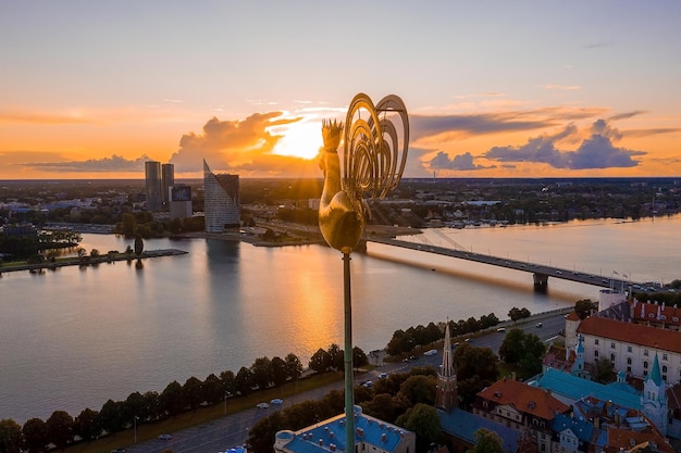 Gouden haan, haanstandbeeld, over de oude stad van Riga in Letland. Luchtfoto.