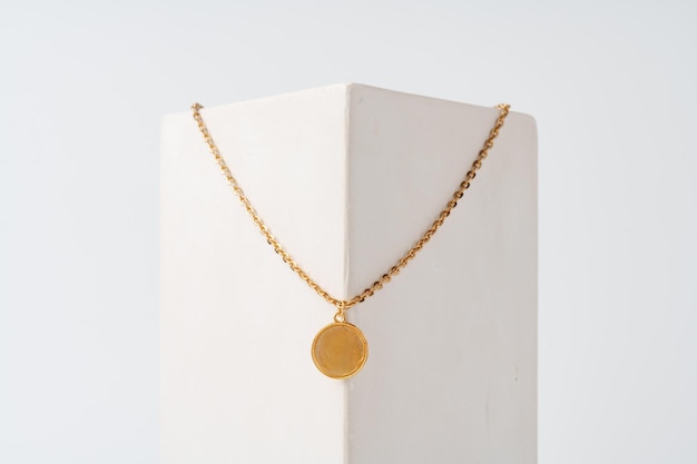 Gouden hanger aan ketting op witte achtergrond studio opname