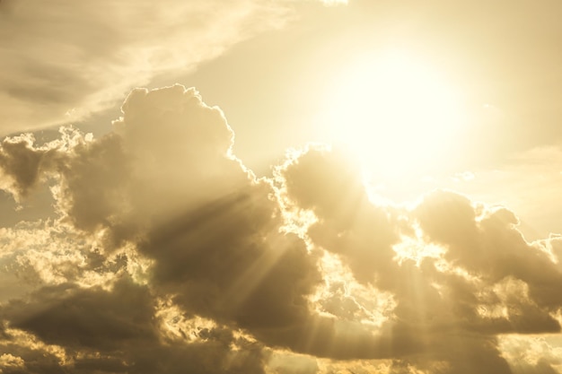 Gouden hemelwolk lichtstralen helder als ochtendhemel dag en god zegen natuur achtergrond