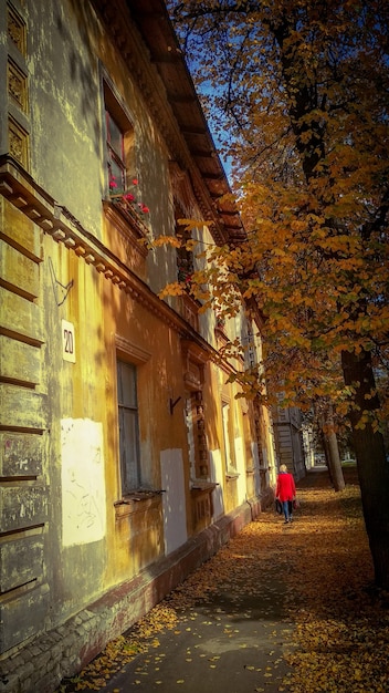 Gouden herfst in de straten van Nizjni Novgorod