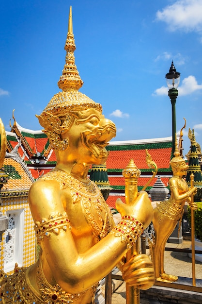 Gouden hoek in Wat Phra Kaeo, tempel van de Emerald Buddha in Bangkok, Thailand