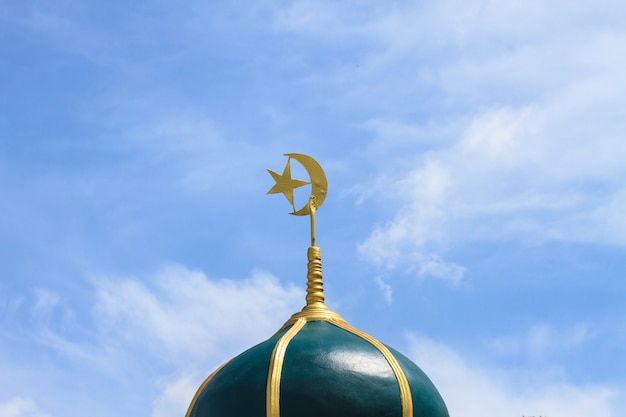 Gouden Islamitisch religieus symbool op de top van een moskee koepel