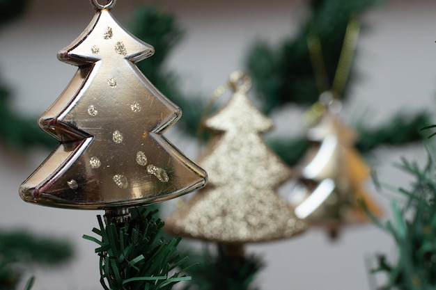 Foto gouden kerst ornamenten op witte achtergrond