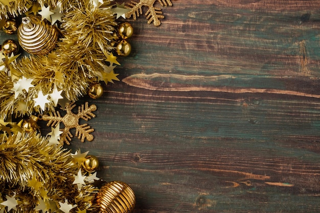 Gouden kerstbal en klatergoud decoratie ornament op tafel hout achtergrond