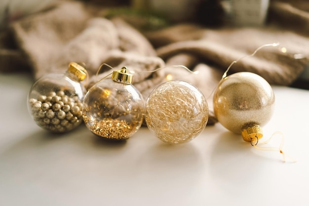 Gouden kerstballen en decoraties Kerstmis