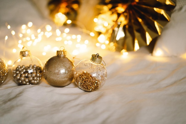 Gouden kerstballen en decoraties