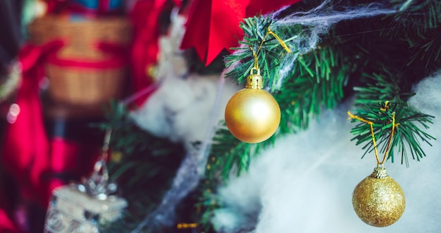 Gouden kerstballen en rode ballen met rode linten sieren op kerstboom Kerst achtergrond